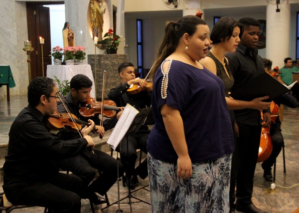 Alunos e professores da ALMA realizam apresentações em igrejas pelo projeto Encantando